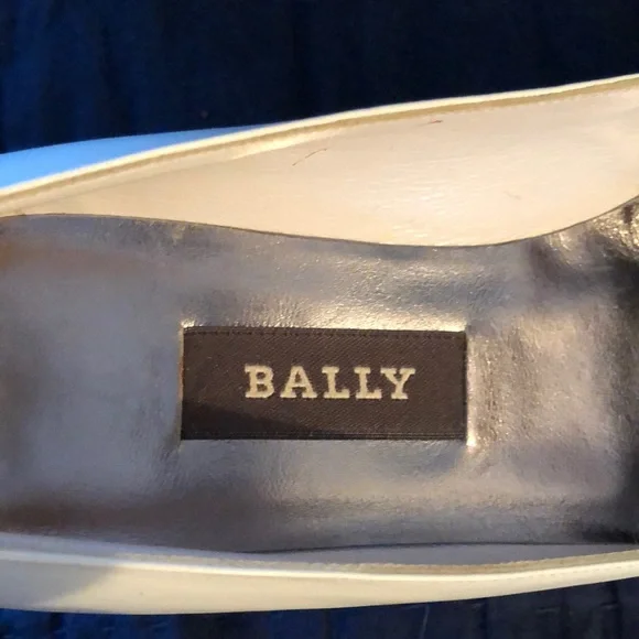 White leather 2” heels. Size 7M. - Picture 3 of 6